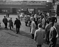 851554 Afbeelding van paardenhandelaren en enkele paarden op het Veemarktplein te Utrecht, vermoedelijk tijdens de ...